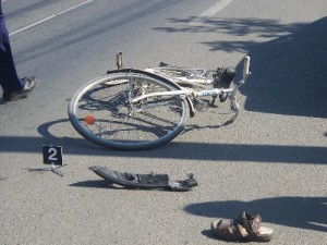 Accident grav. Greșeala care a băgat un biciclist în spital