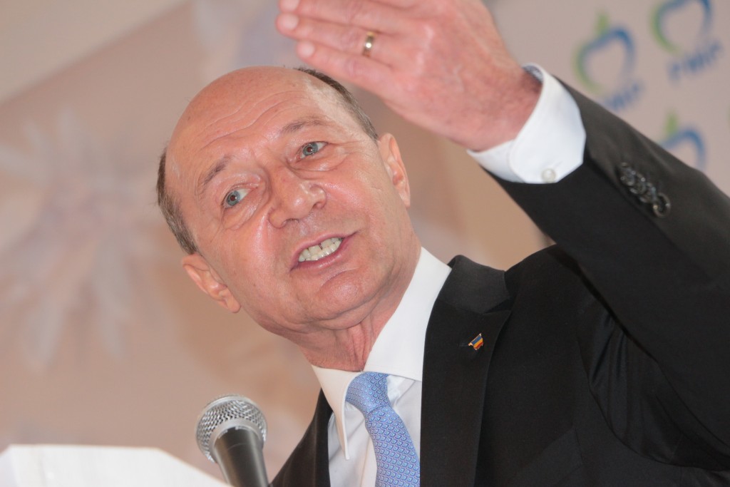 Băsescu așteaptă un scor electoral peste medie de la PMP Sibiu. Ariton a stat la coadă să dea mâna cu fostul președinte | FOTO și VIDEO