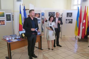 Peste 500 de iubitori de fotografie au trecut pragul în prima zi la Salonul Internaţional de Artă Fotografică de la Sibiu, 2016