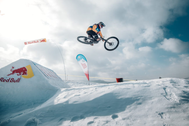 Trickuri spectaculoase cu bicicleta pe zăpadă la Arena Platoș