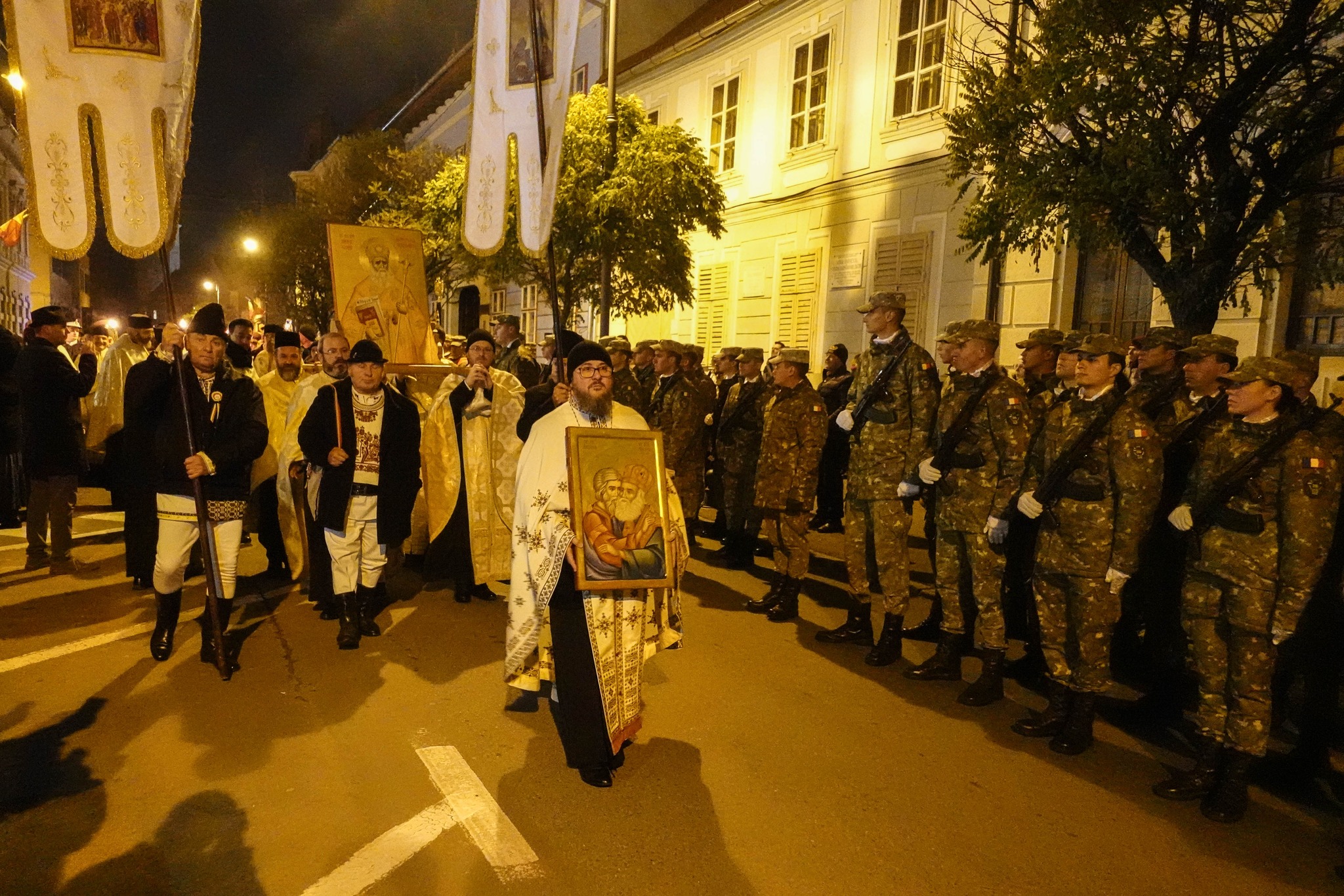 FOTO Procesiune solemnă în această seară pe străzile Sibiului, cu ocazia Sfântului Ierarh Andrei. Studenții AFT s-au alăturat preoților și credincioșilor