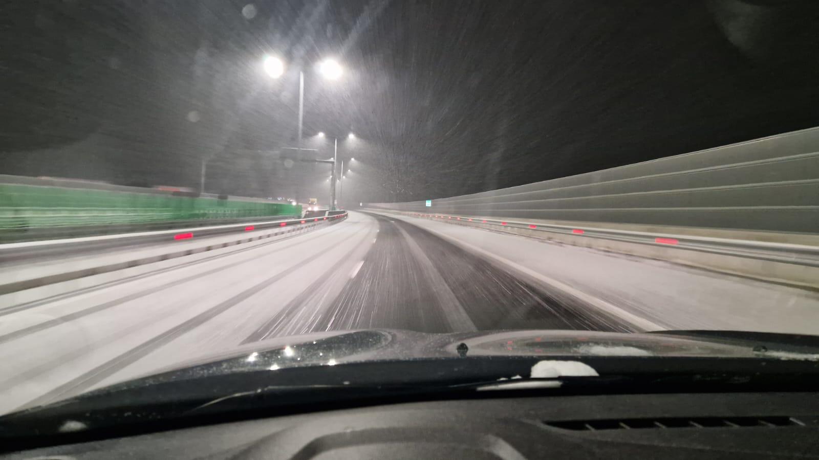 VIDEO. Ninge pe A1. Drumarii au aruncat noaptea trecută peste 300 de tone de material antideparant