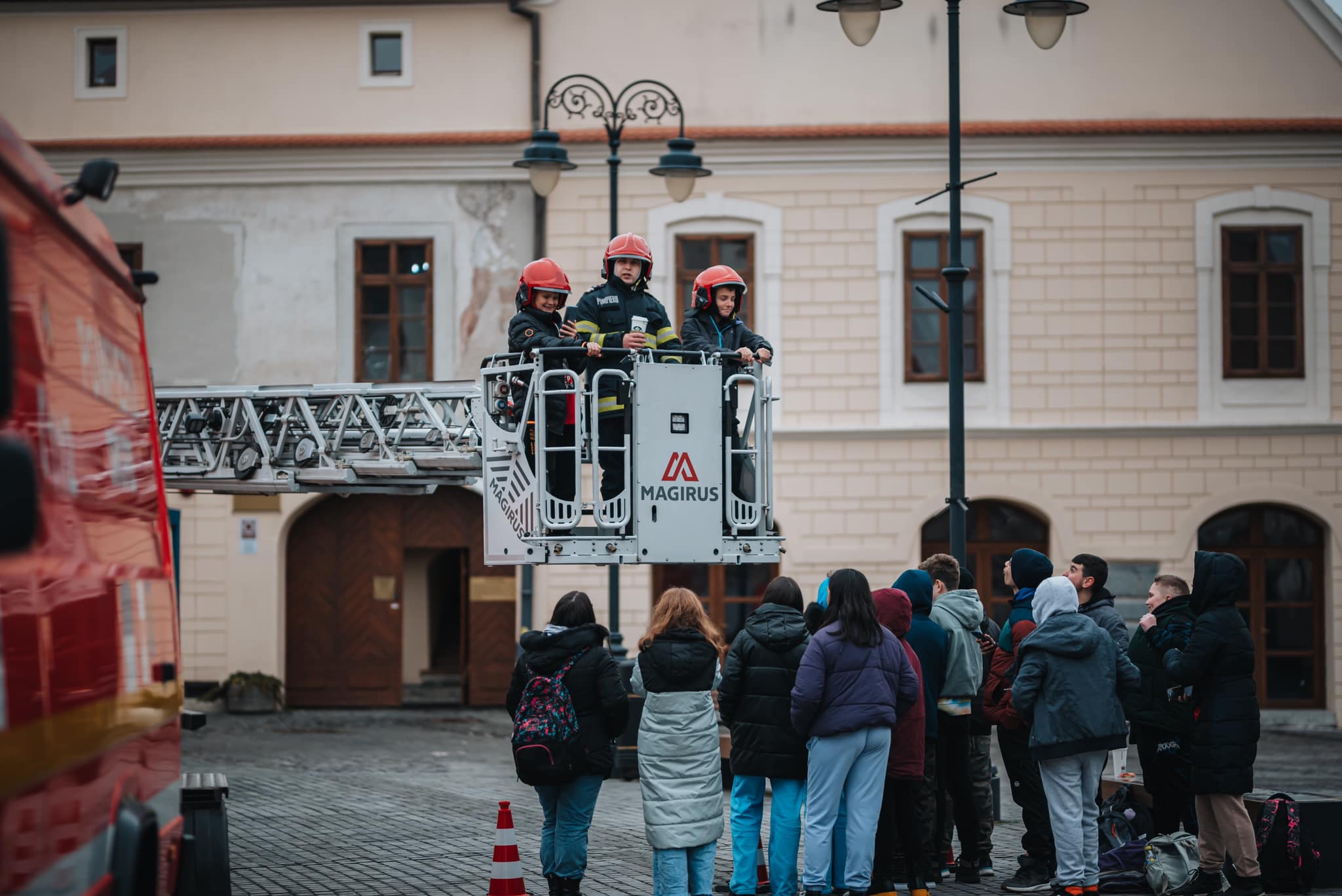 Au vrut să vadă cum e să fii pompier! Elevii au ”inspectat” tehinca din dotarea ISU Sibiu
